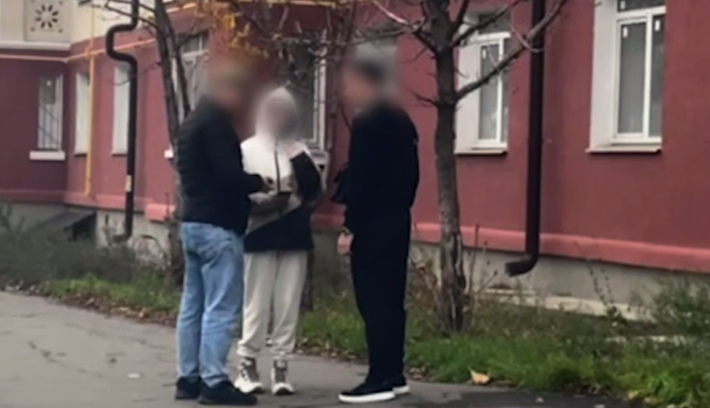 В Маріуполі 20-річній дівчині інкримінують “держзраду”: окупанти показали відео, як схопили її посеред вулиці