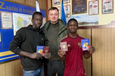 В окупованому Слов’яносербську вручили російські паспорти двом найманцям з Гамбії