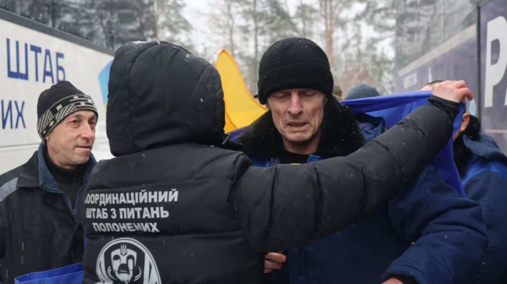 З російського полону повернулись 157 українців: Зеленський показал зворушливі фото