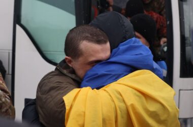 З російського полону повернулись 157 українців: Зеленський показал зворушливі фото