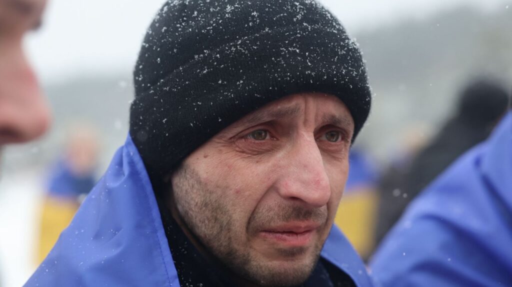 З російського полону повернулись 157 українців: Зеленський показал зворушливі фото