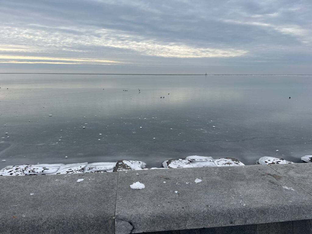 Жителі окупованого Бердянська показали, як виглядає замерзле Азовське море