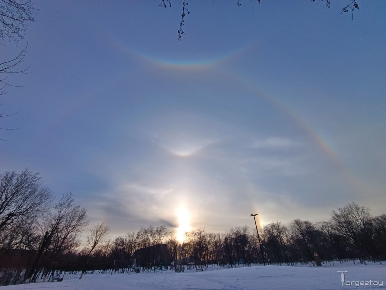 Жителі окупованої Луганщини показали зимову райдугу: у небі з&rsquo;явилося рідкісне гало