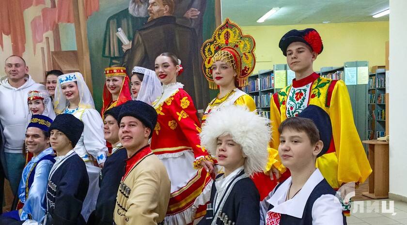 Дітей з окупованої Луганщини перевдягнули у кокошники та папахи для святкування “Року єдності народів Росії”