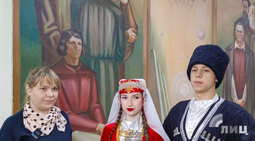 Дітей з окупованої Луганщини перевдягнули у кокошники та папахи для святкування “Року єдності народів Росії”