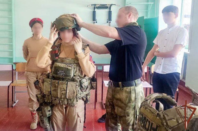 Влягають на школярів каски та бронежилети. Як Росгвардія проводить “уроки мужності” для дітей на окупованій Луганщині