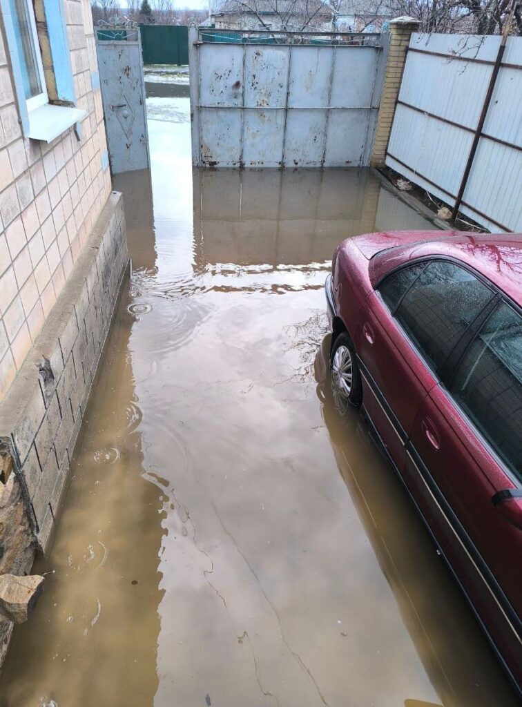 Луганськ після відлиги пішов під воду: двори й дороги перетворилися на суцільні потоки, а окупанти називають це “Венецією”