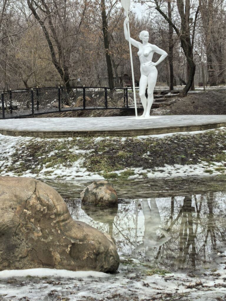 Луганськ після відлиги пішов під воду: двори й дороги перетворилися на суцільні потоки, а окупанти називають це “Венецією”