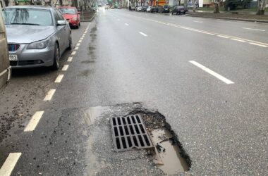 Зі снігом зійшов і асфальт: в окупованому Луганську руйнується відремонтована Совєтська