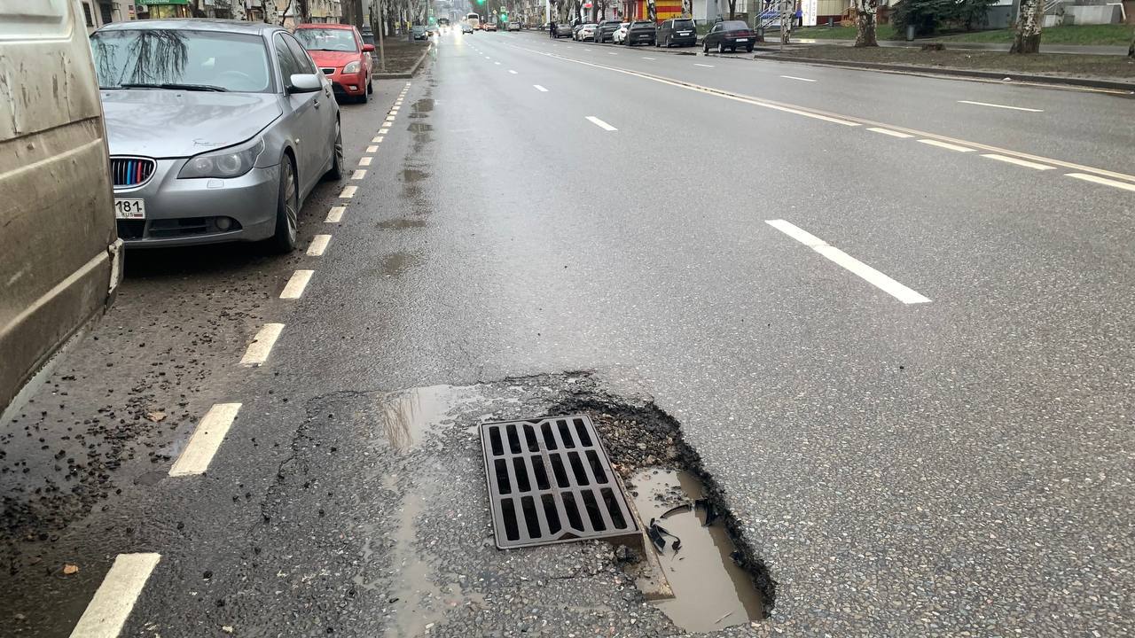 Зі снігом зійшов і асфальт: в окупованому Луганську руйнується відремонтована Совєтська