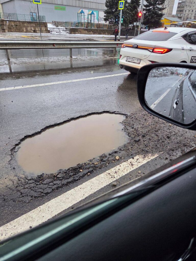 Зі снігом зійшов і асфальт: в окупованому Луганську руйнується відремонтована Совєтська