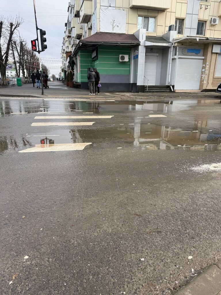 Зі снігом зійшов і асфальт: в окупованому Луганську руйнується відремонтована Совєтська