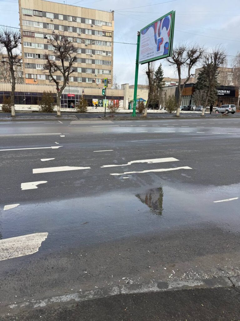 Зі снігом зійшов і асфальт: в окупованому Луганську руйнується відремонтована Совєтська