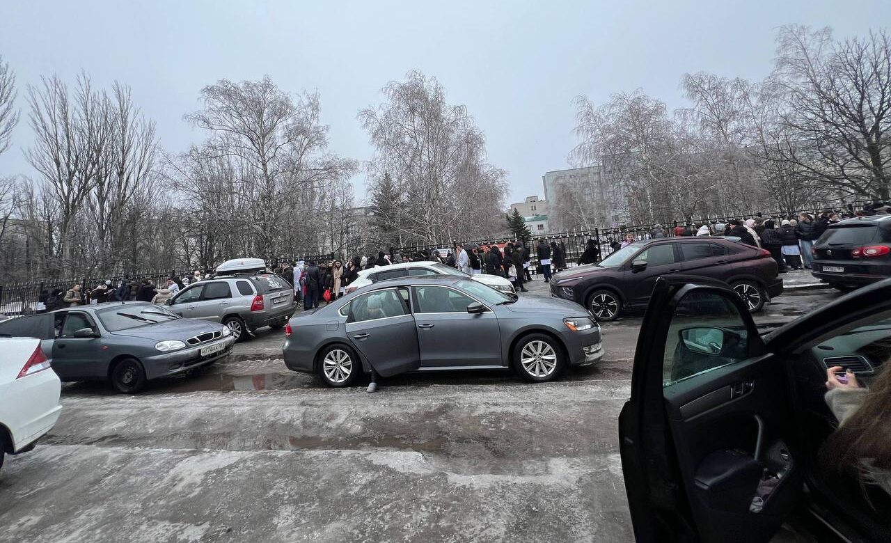 У Луганську учнів та студентів 15 навчальних закладів вивели на вулицю через &laquo;мінування&raquo;