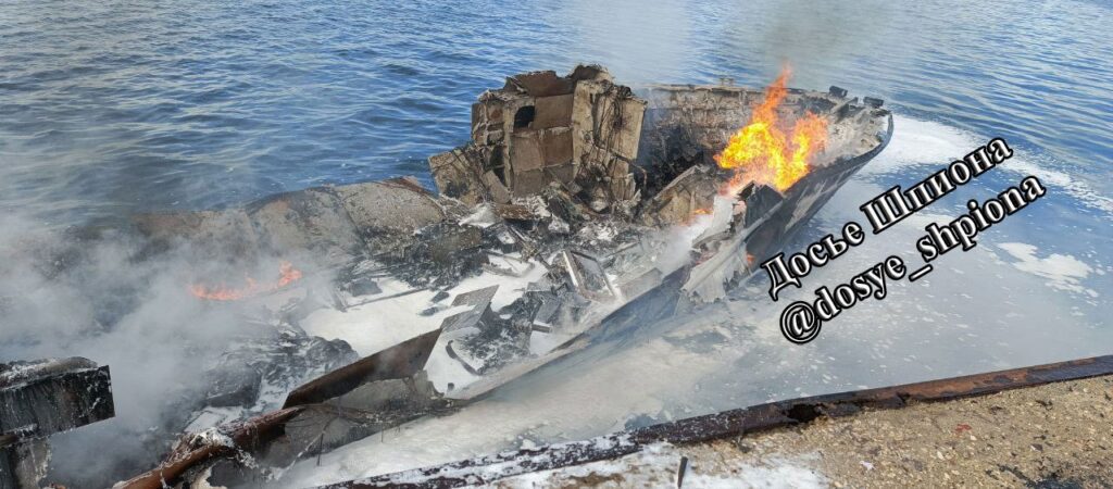 У мережі оприлюднили фото наслідків удару по російському катеру БК-16 у Криму