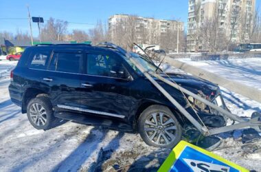 На сході Луганська водій позашляховика зби літнього чоловіка