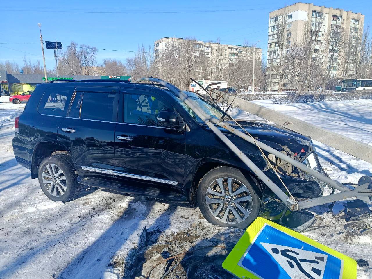На сході Луганська водій позашляховика збив літнього чоловіка