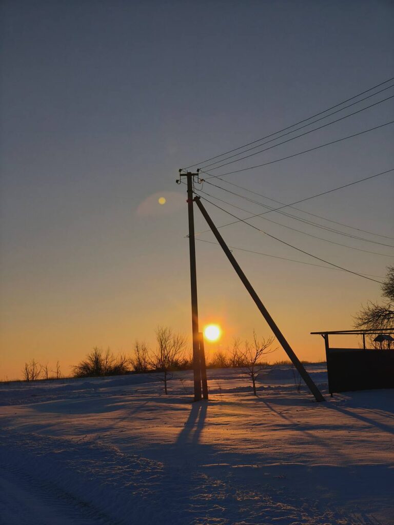 У Скорокиному жителі показали зимовий захід сонця над засніженим степом