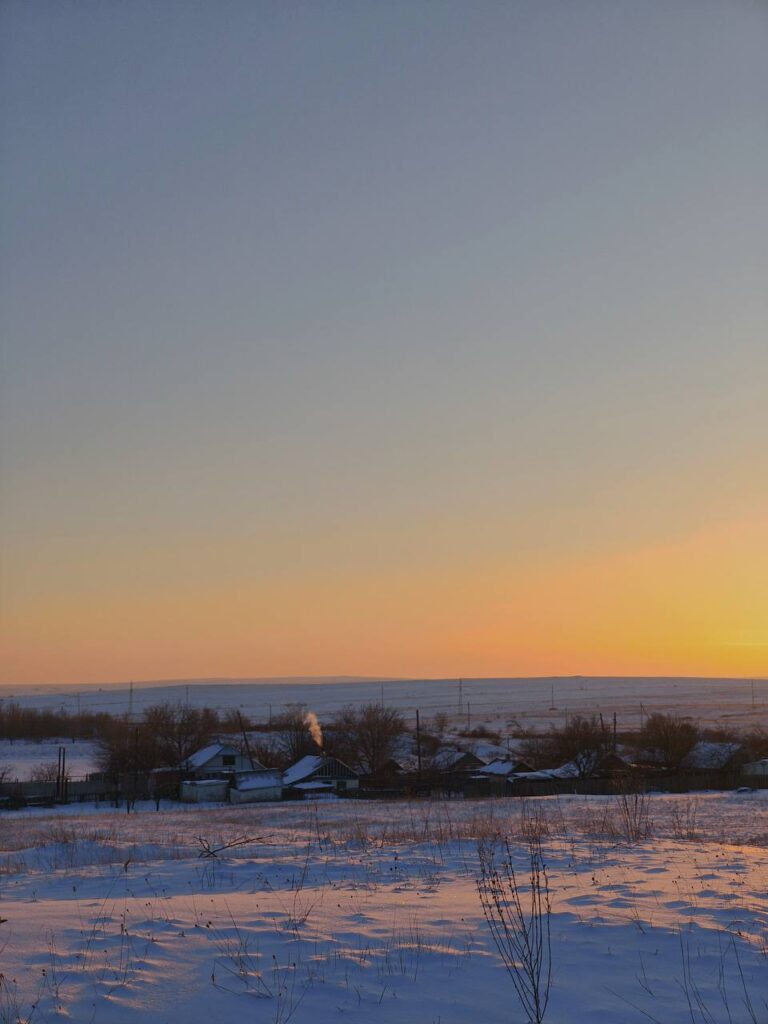 У Скорокиному жителі показали зимовий захід сонця над засніженим степом