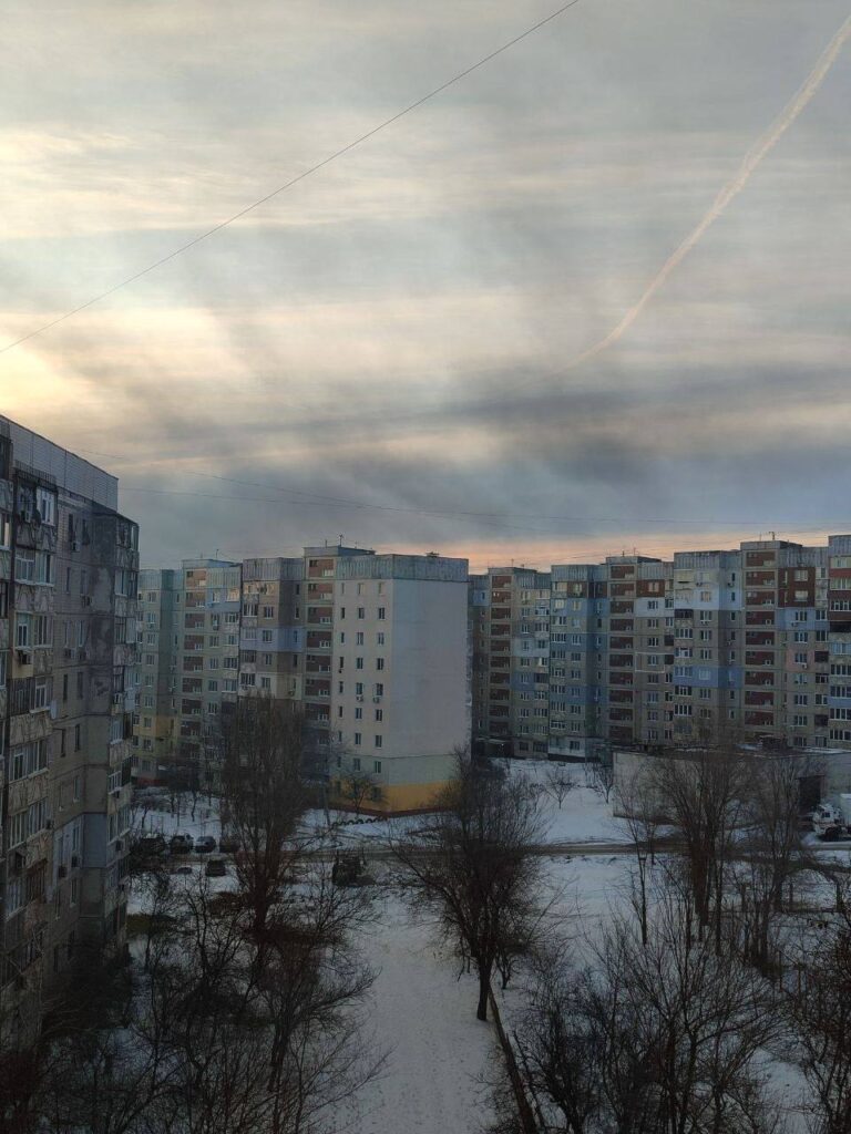 В окупованому Луганську вночі пролунали вибухи: повідомляють про удар по нафтобазі, є фото наслідків