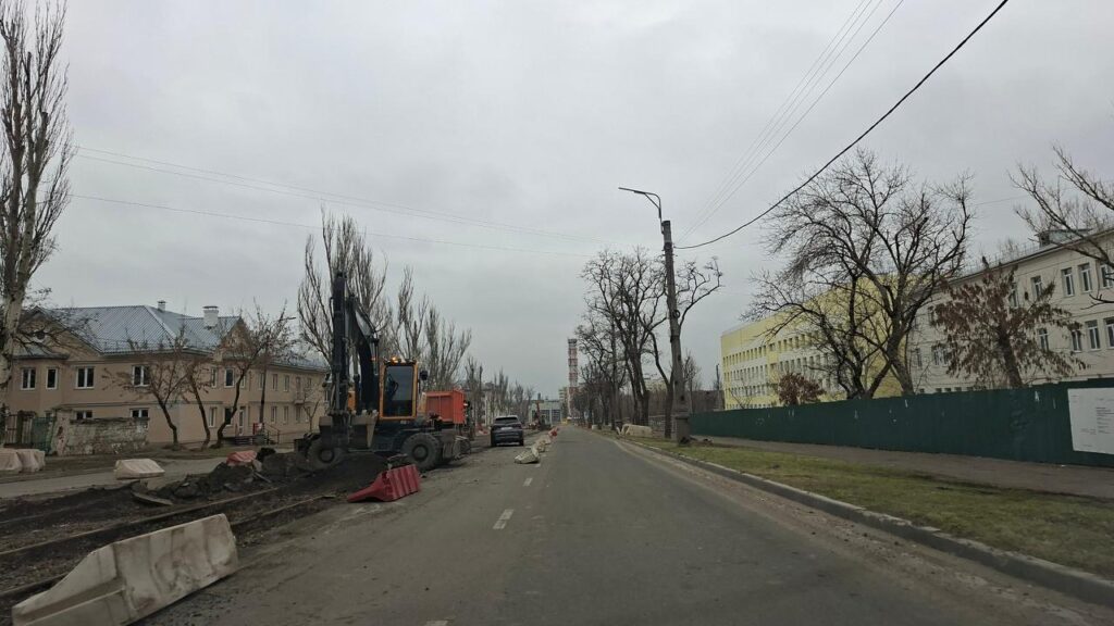 В окупованому Маріуполі загарбники демонтували трамвайні колії через брак електроенергії