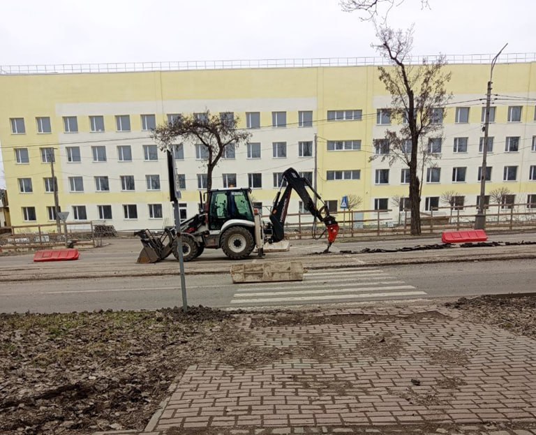 В окупованому Маріуполі загарбники демонтували трамвайні колії через брак електроенергії