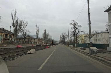 В окупованому Маріуполі загарбники демонтували трамвайні колії через брак електроенергії