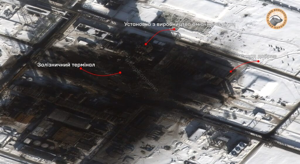 Пошкоджені виробничі потужності та розкидані уламки &mdash; зʼявилися фотографії наслідків удару по заводі в російському Дорогобужі