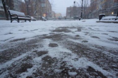 Понад 20 жителів Луганська опинились в лікарні з травмами через ожеледицю