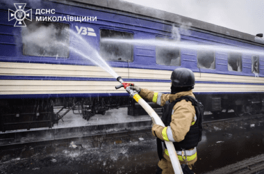 Ворожі безпілотники поцілили в потяг у Миколаєві (фото)