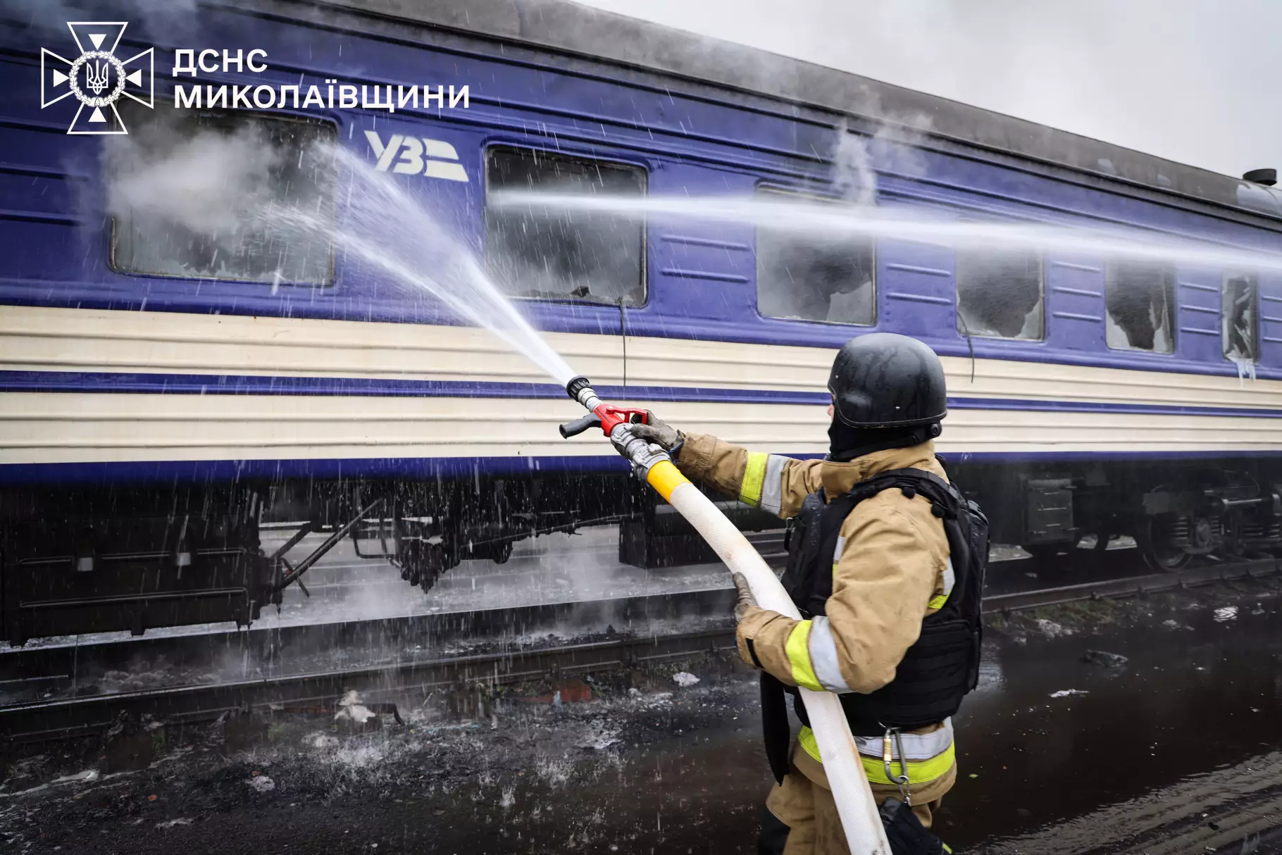 Ворожі безпілотники поцілили в потяг у Миколаєві (фото)