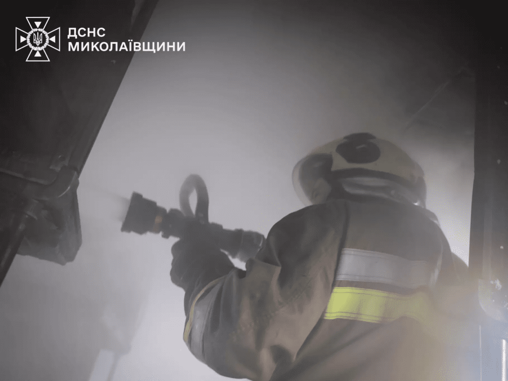 Ворожі безпілотники поцілили в потяг у Миколаєві (фото)