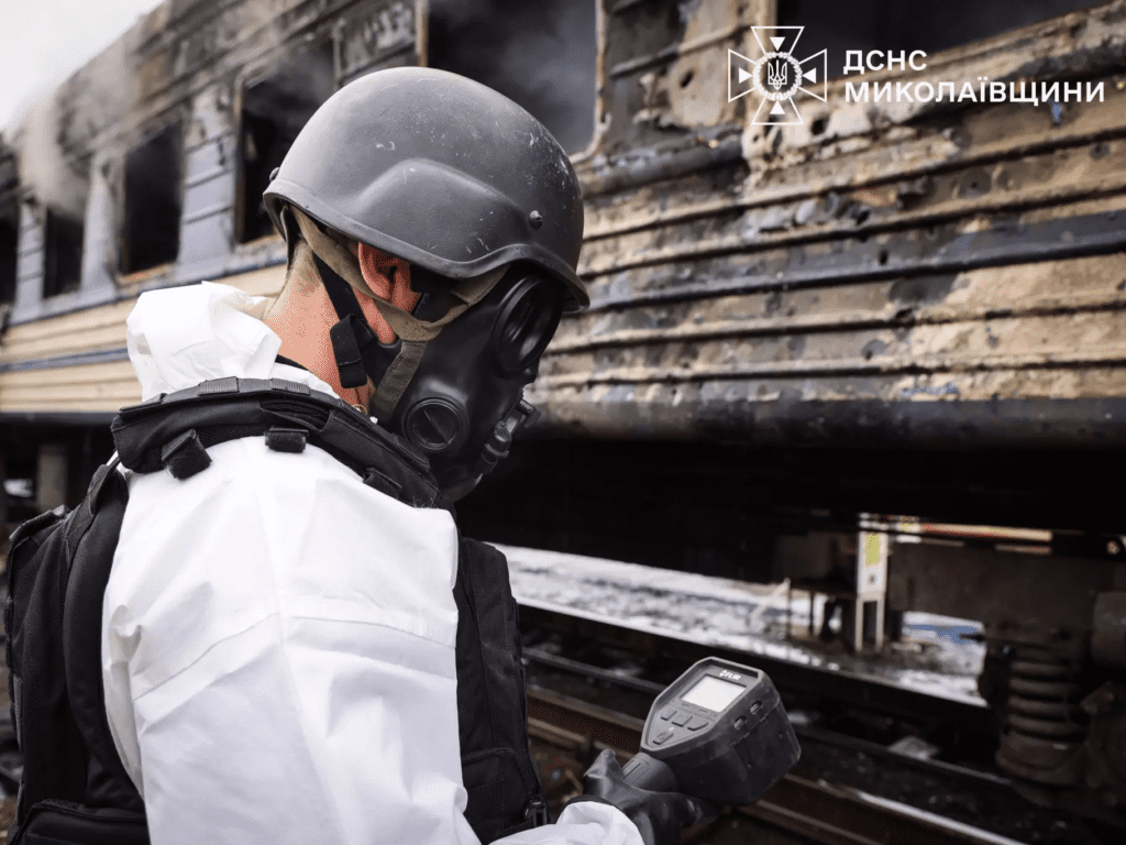 Ворожі безпілотники поцілили в потяг у Миколаєві (фото)