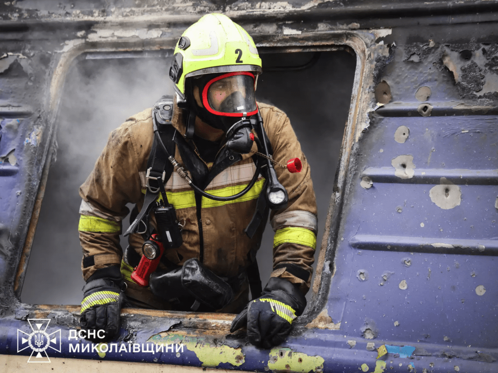 Ворожі безпілотники поцілили в потяг у Миколаєві (фото)