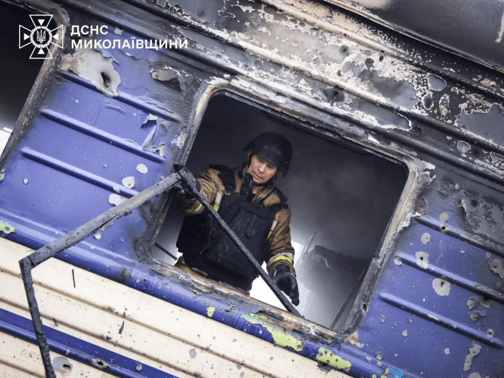 Ворожі безпілотники поцілили в потяг у Миколаєві (фото)