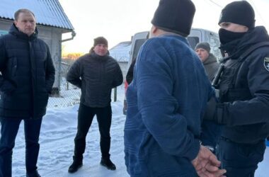 Підозрюваний у вбивстві п’ятьох людей переселенців помер у СІЗО