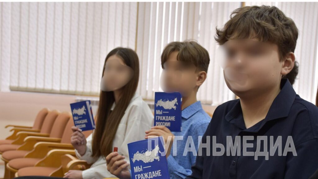 В окупованому Алчевську підліткам урочисто вручали російські паспорти за участі пропагандистського “Руху перших”