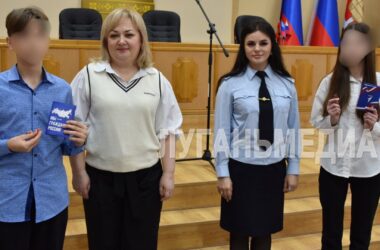 В окупованому Алчевську підліткам урочисто вручали російські паспорти за участі пропагандистського “Руху перших”