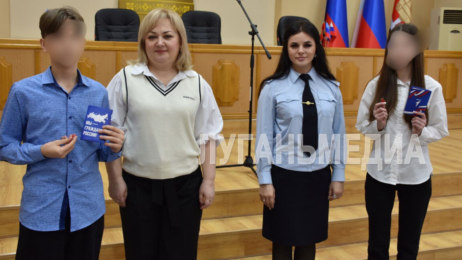 В окупованому Алчевську підліткам урочисто вручали російські паспорти за участі пропагандистського “Руху перших”
