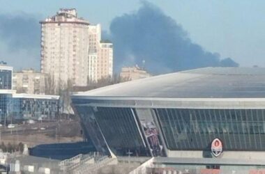 Дим над Донбас Ареною. В окупованому Донецьку пролунали вибухи