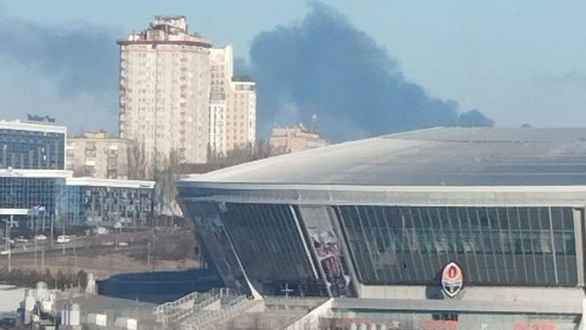Дим над Донбас Ареною. В окупованому Донецьку пролунали вибухи