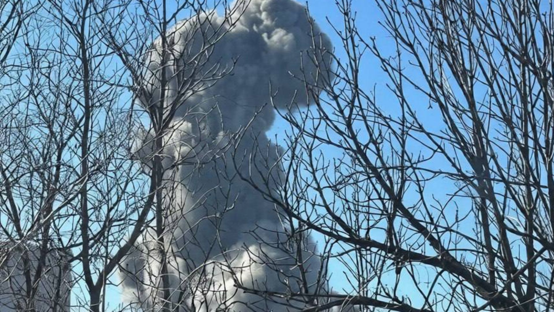 В окупованому Донецьку другий день підряд вибухи. Горить і вибухає склад БПЛА на заводі “Точмаш”