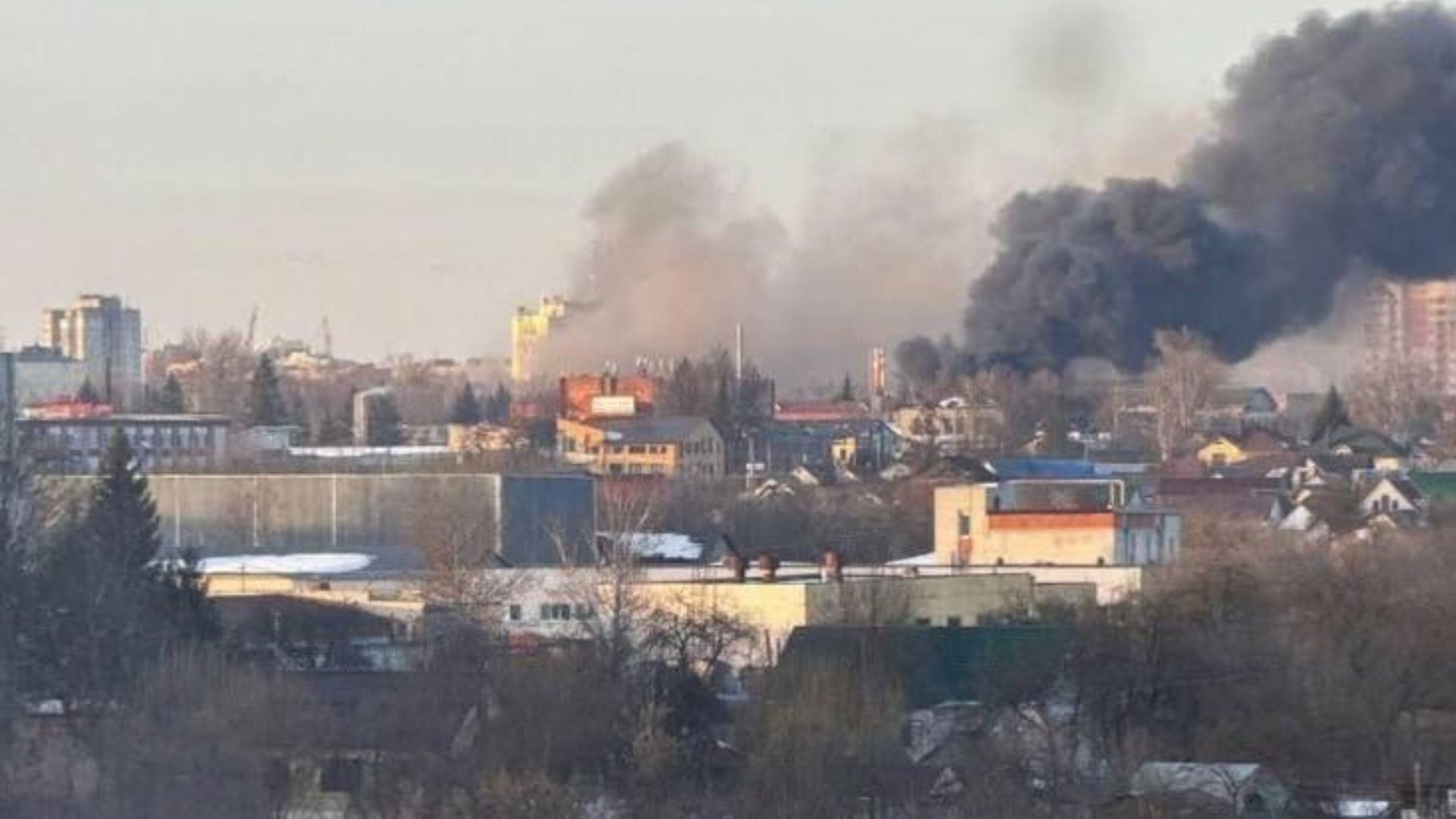 У Брянську заявили про ракетну атаку: під ударом міг бути завод “Кремній”. Опубліковані кадри моменту влучання