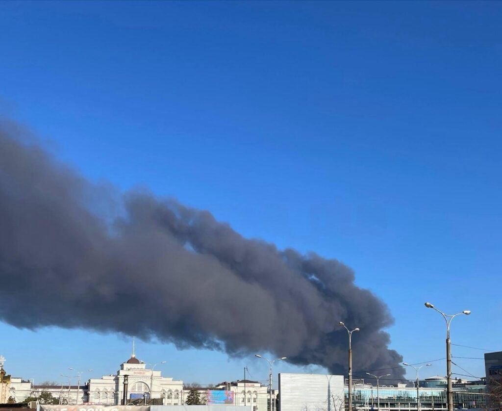 Дим над Донбас Ареною. В окупованому Донецьку пролунали вибухи