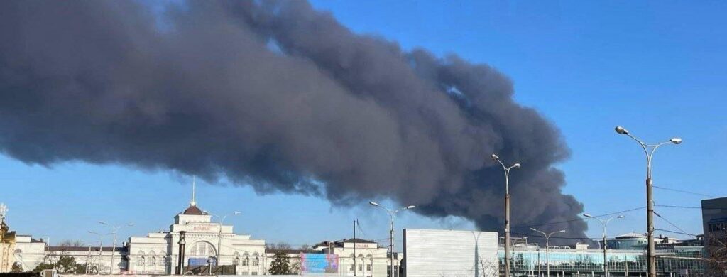 Дим над Донбас Ареною. В окупованому Донецьку пролунали вибухи