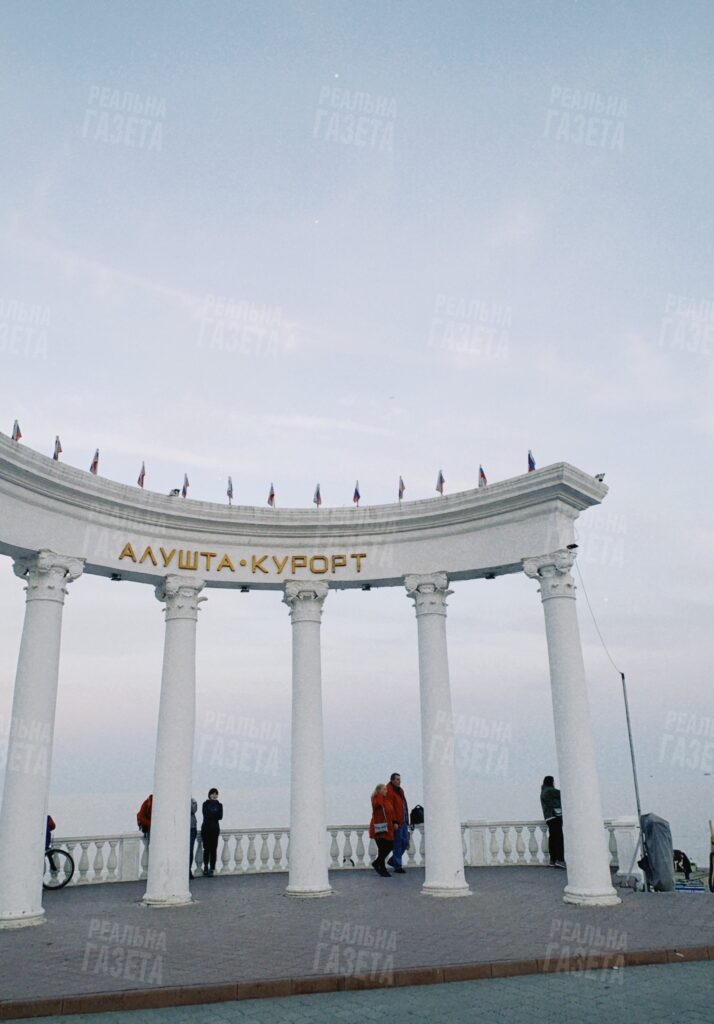 В Алушті знесли ротонду на набережній — один із символів міста. Місцеві показали кадри