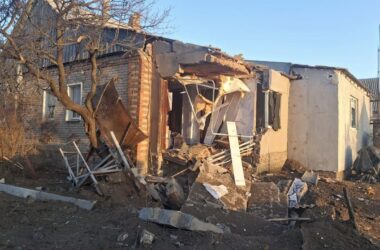 Двоє людей загинули на Донеччині через обстріли росіян, ще шестеро постраждали