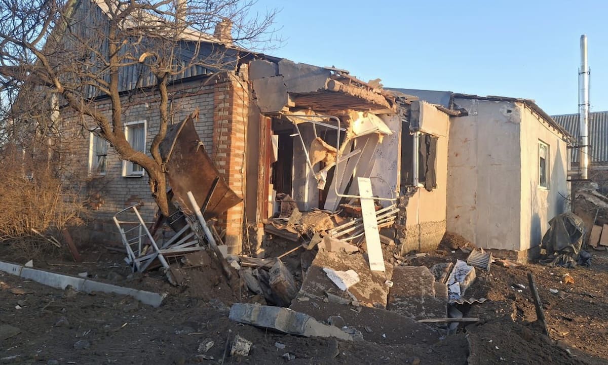 Двоє людей загинули на Донеччині через обстріли росіян, ще шестеро постраждали