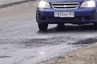 Водії у Луганську масово ремонтують пробиті шини через ями, які утворились на дорогах внаслідок снігопадів