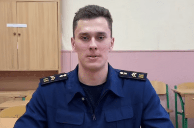 В Луганську учень написав пробний випускний іспит з китайської. Каже, вчив ієрогліфи з 13 років